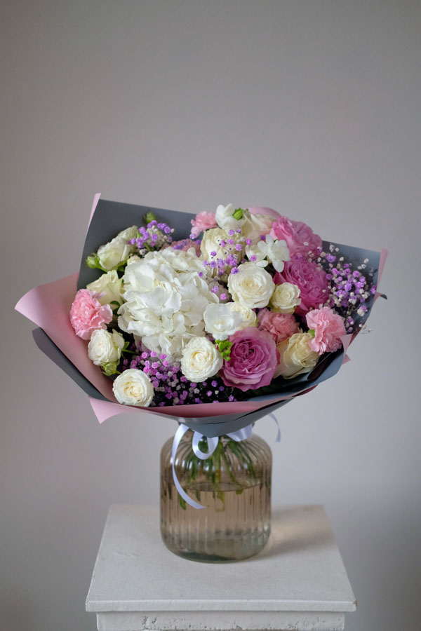 Букет с белой гортензией, пионовидными розами, гипсофилой и диантусом (1)