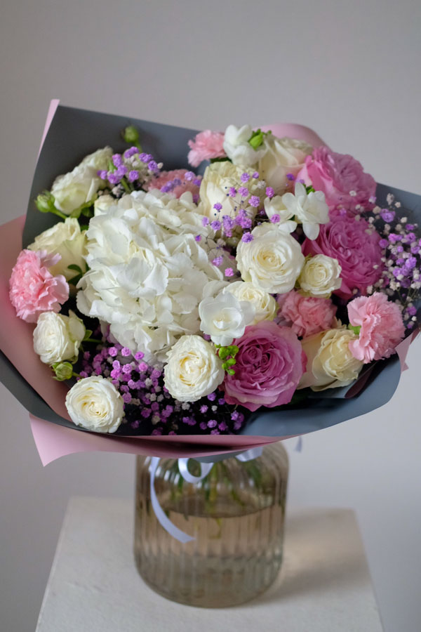 Букет с белой гортензией, пионовидными розами, гипсофилой и диантусом (2)
