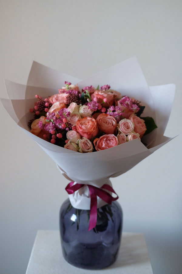 Букет с персиковыми розами, гиперикумом и розовой маттиолой (2)