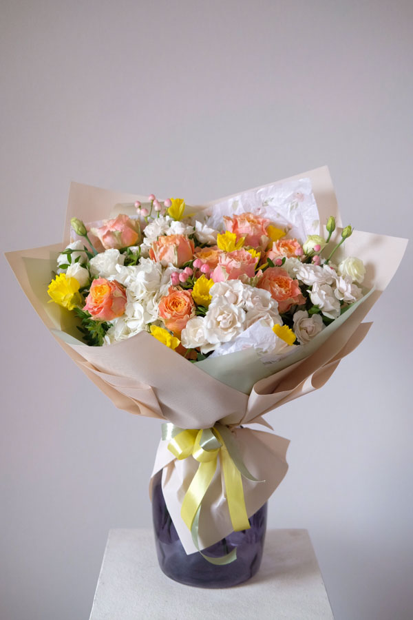 Весенний букет с оранжевыми розами, гортензией и эустомой (1)