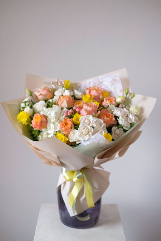 Весенний букет с оранжевыми розами, гортензией и эустомой (2)