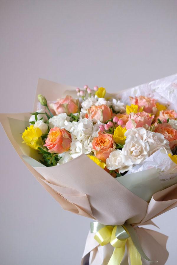 Весенний букет с оранжевыми розами, гортензией и эустомой (3)