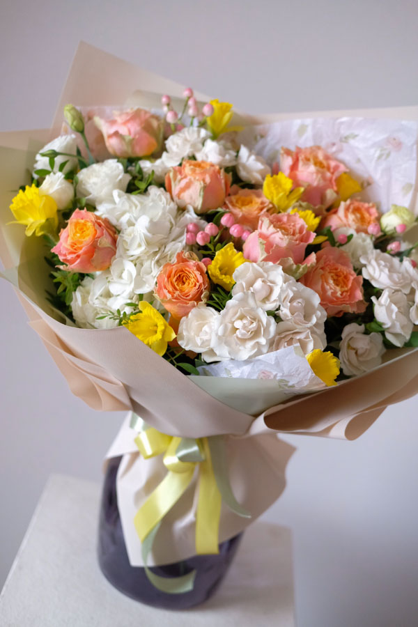 Весенний букет с оранжевыми розами, гортензией и эустомой (4)