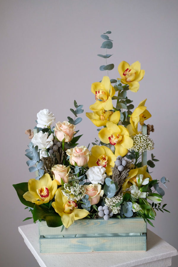 Композиция с желтыми орхидеями, розами, брунией и белой альстромерией (2)