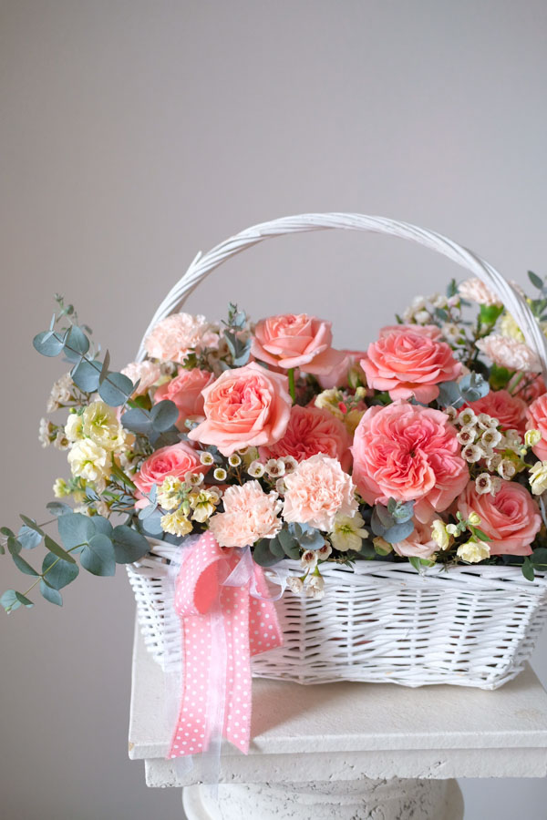Композиция с пионовидными розами, маттиолой и ваксфлауэром в плетеной корзине (3)