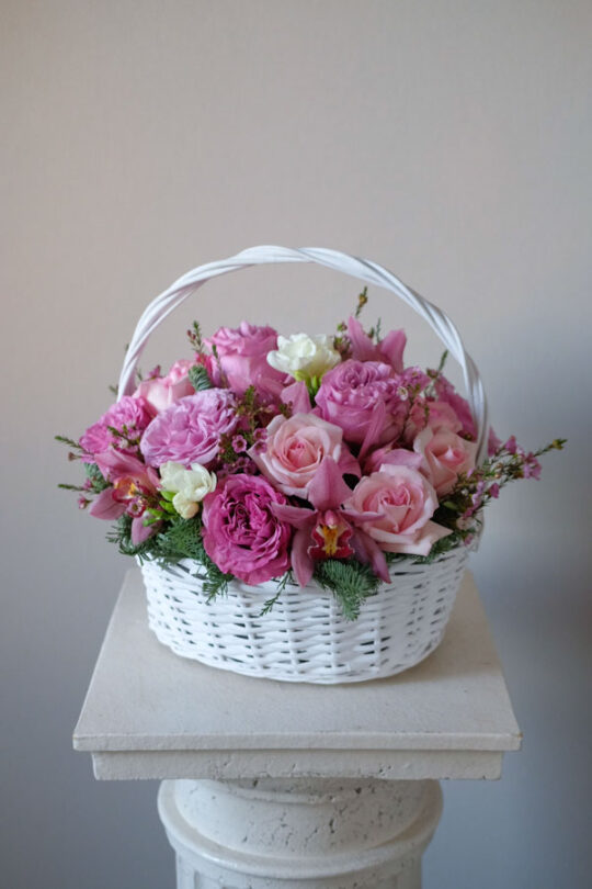 Розовая композиция в плетеной корзине из роз и орхидей с добавками (2)