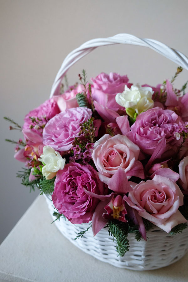 Розовая композиция в плетеной корзине из роз и орхидей с добавками (3)