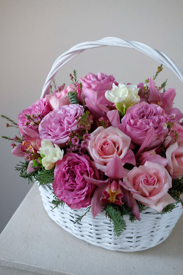 Розовая композиция в плетеной корзине из роз и орхидей с добавками (5)