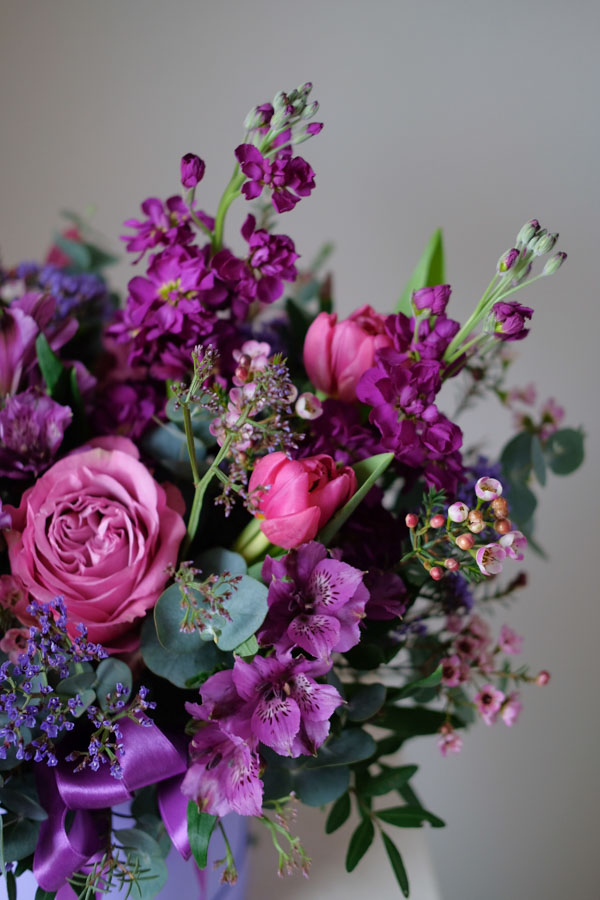 Сиреневая композиция с розами, маттиолой, тюльпанами, ваксфлауэром и альстромерией (3)