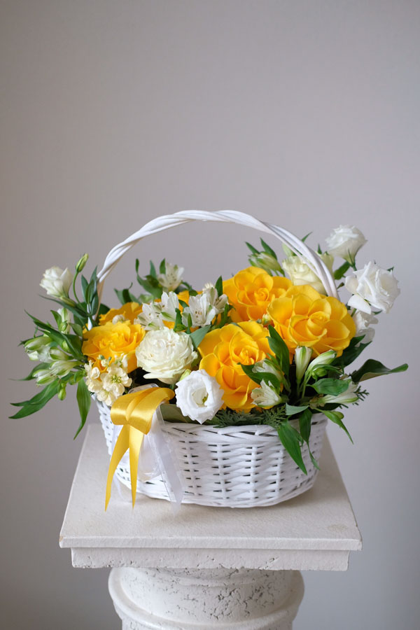 Яркая композиция с пышными желтыми розами, белой эустомой и маттиолой (1)