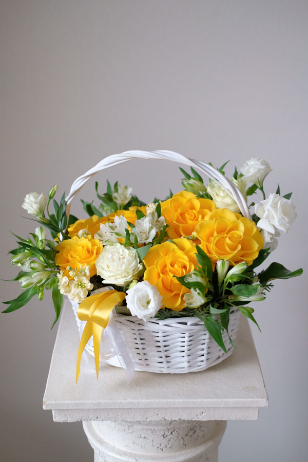 Яркая композиция с пышными желтыми розами, белой эустомой и маттиолой (3)