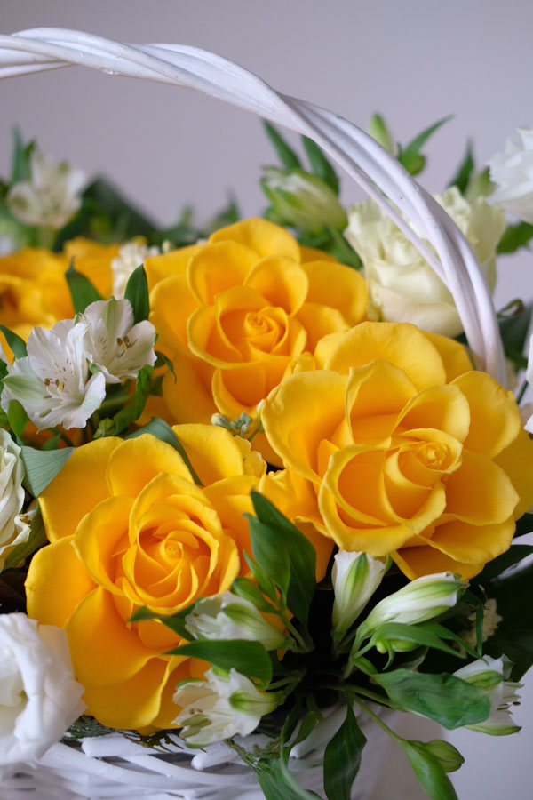 Яркая композиция с пышными желтыми розами, белой эустомой и маттиолой (4)