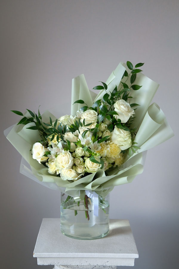 Букет с белыми розами, альстромерией и диантусом с зеленью (1)