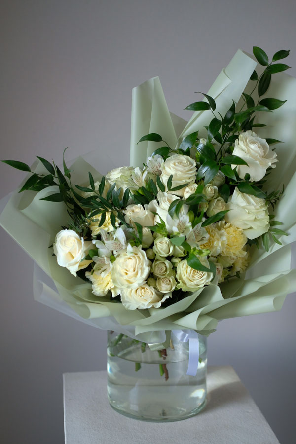 Букет с белыми розами, альстромерией и диантусом с зеленью (3)