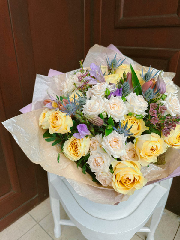 Букет с желтыми и белыми розами, клематисами и ваксфлауэром (1)
