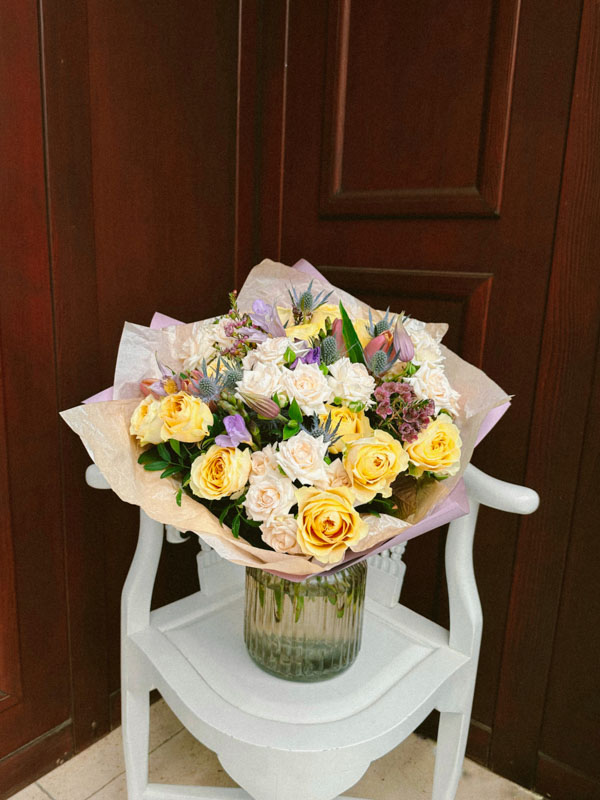 Букет с желтыми и белыми розами, клематисами и ваксфлауэром (2)