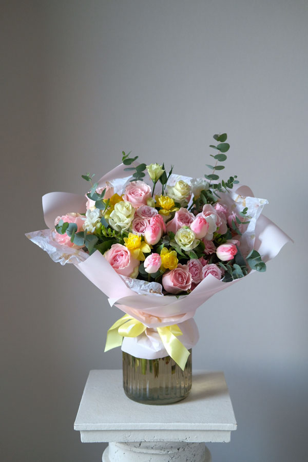 Букет с тюльпанами, нарциссами, розами и фрезией (2)