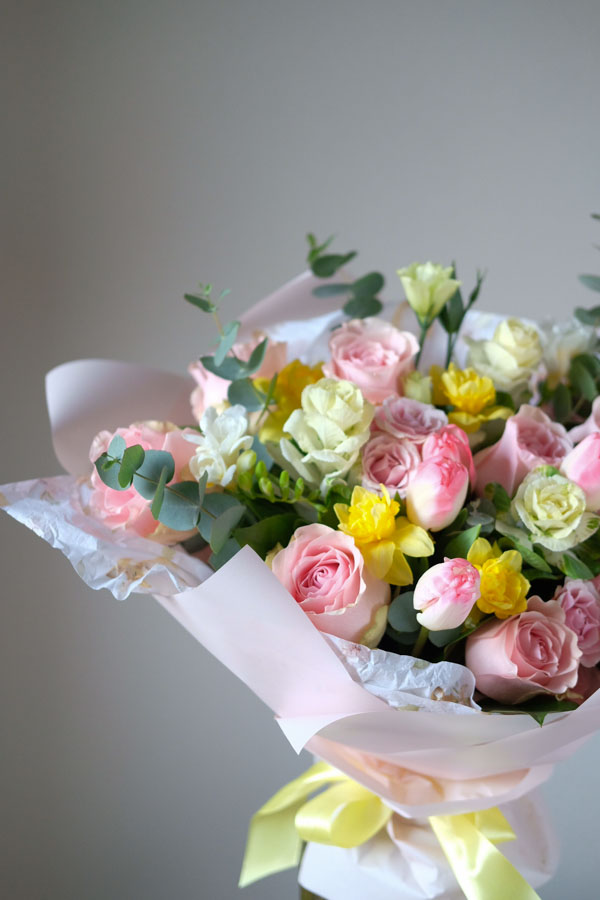 Букет с тюльпанами, нарциссами, розами и фрезией (4)