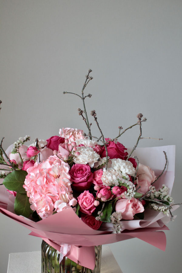 Весенний букет с розами, гортензией, белым диантусом и веточками (2)