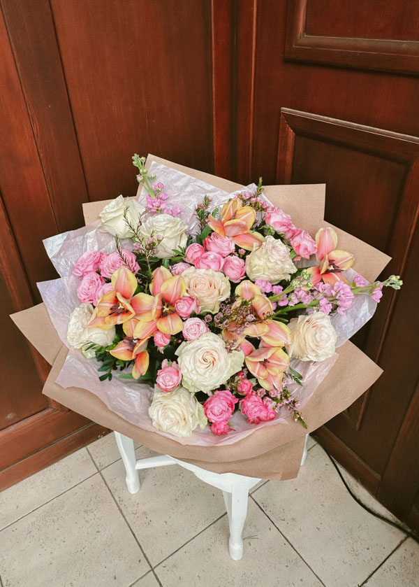 Прекрасный букет с вывернутыми тюльпанами, розами, ваксфлауэром и розовой маттиолой (1)