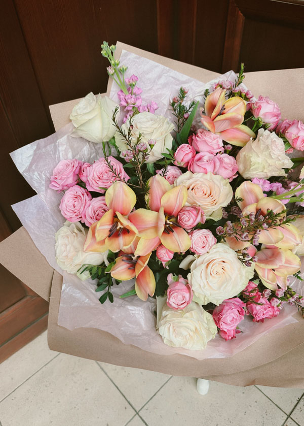 Прекрасный букет с вывернутыми тюльпанами, розами, ваксфлауэром и розовой маттиолой (2)