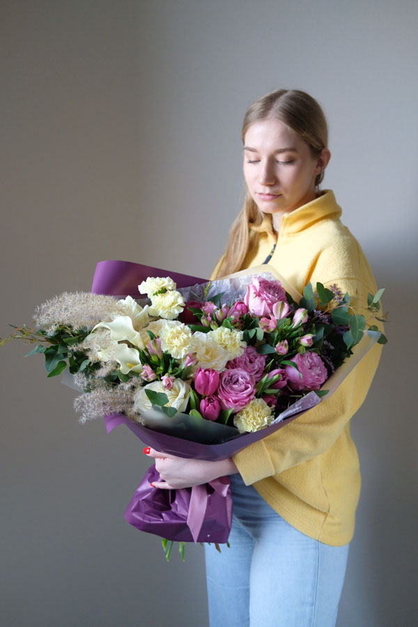 Фиолетовый букет с тюльпанами, розами, белым диантусом и альстромерией (2)