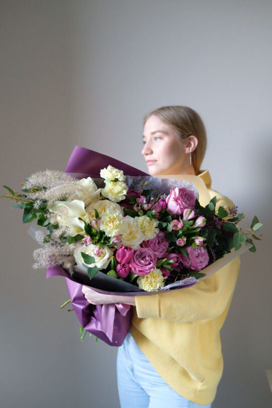 Фиолетовый букет с тюльпанами, розами, белым диантусом и альстромерией (3)
