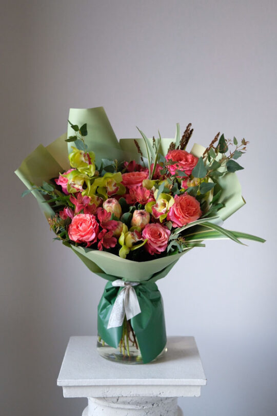 Яркий букет с розами, красной альстромерей, орхидеями и протеей (1)