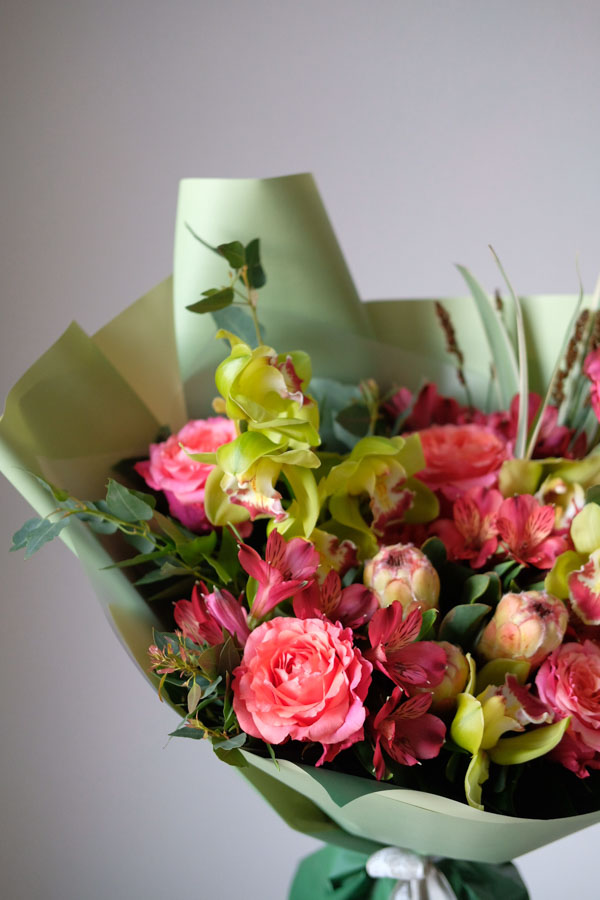 Яркий букет с розами, красной альстромерей, орхидеями и протеей (2)