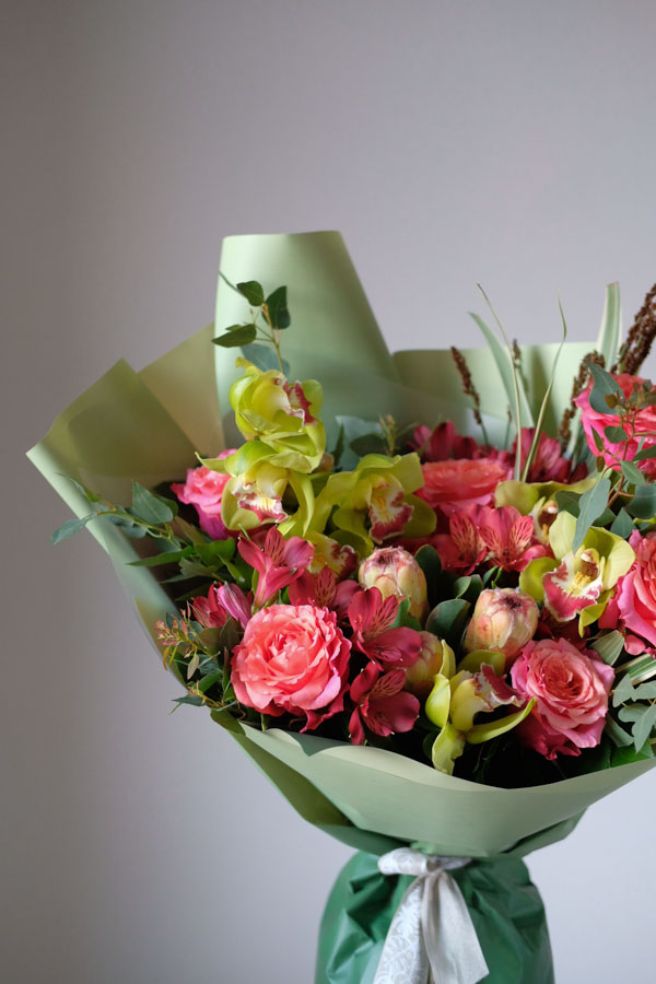 Яркий букет с розами, красной альстромерей, орхидеями и протеей (3)
